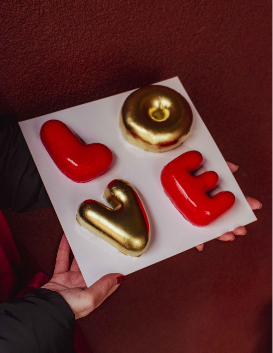 Торт літера "LOVE"